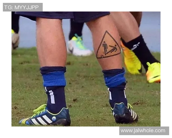 足球明星花臂纹身背后的故事与意义揭秘，展现个性与热爱的完美结合